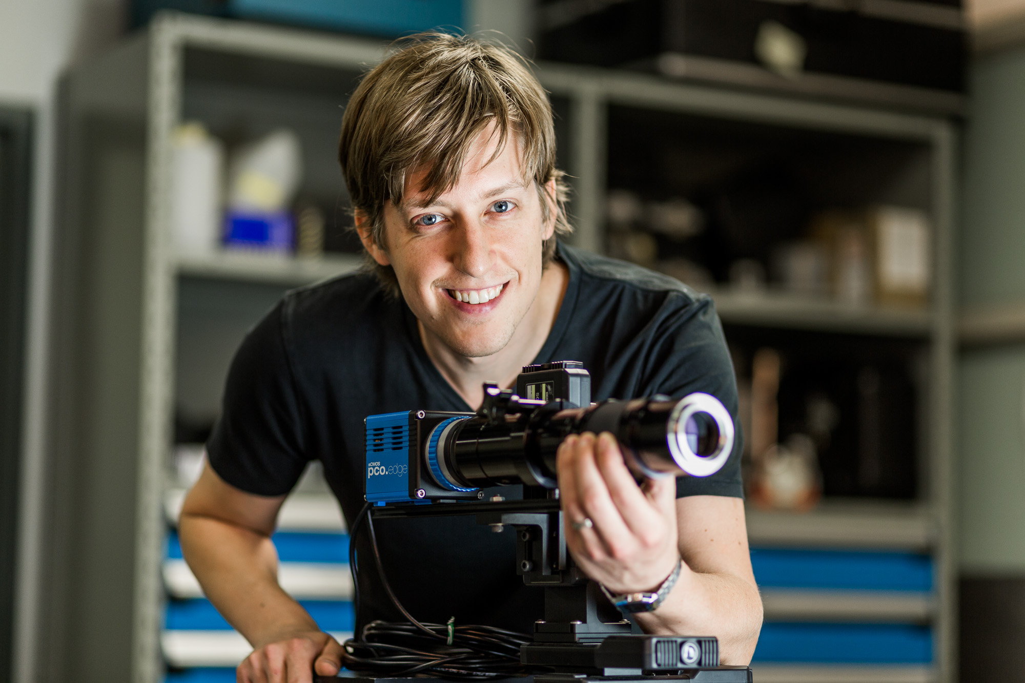 Frédérick Gosselin manipule le microscope à longue distance focale